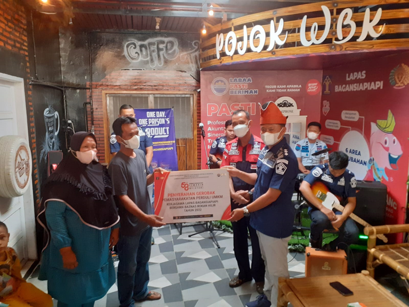 Kalapas Bagansiapiapi Wachid Wibowo menyerahkan secara simbolis bantuan bagi pelaku UMKM di Bagansiapiapi, Kamis (21/4/2022).